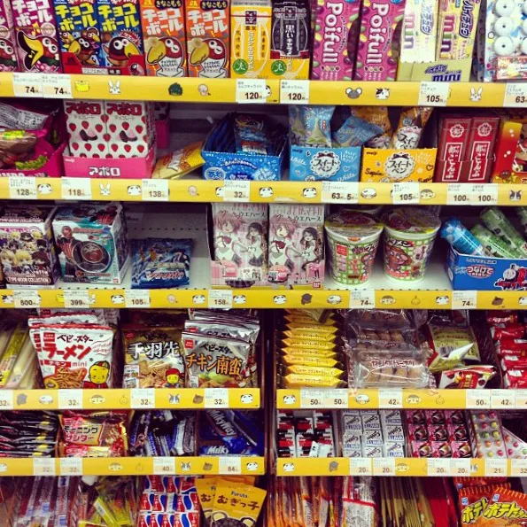 Scaffali con i dolci