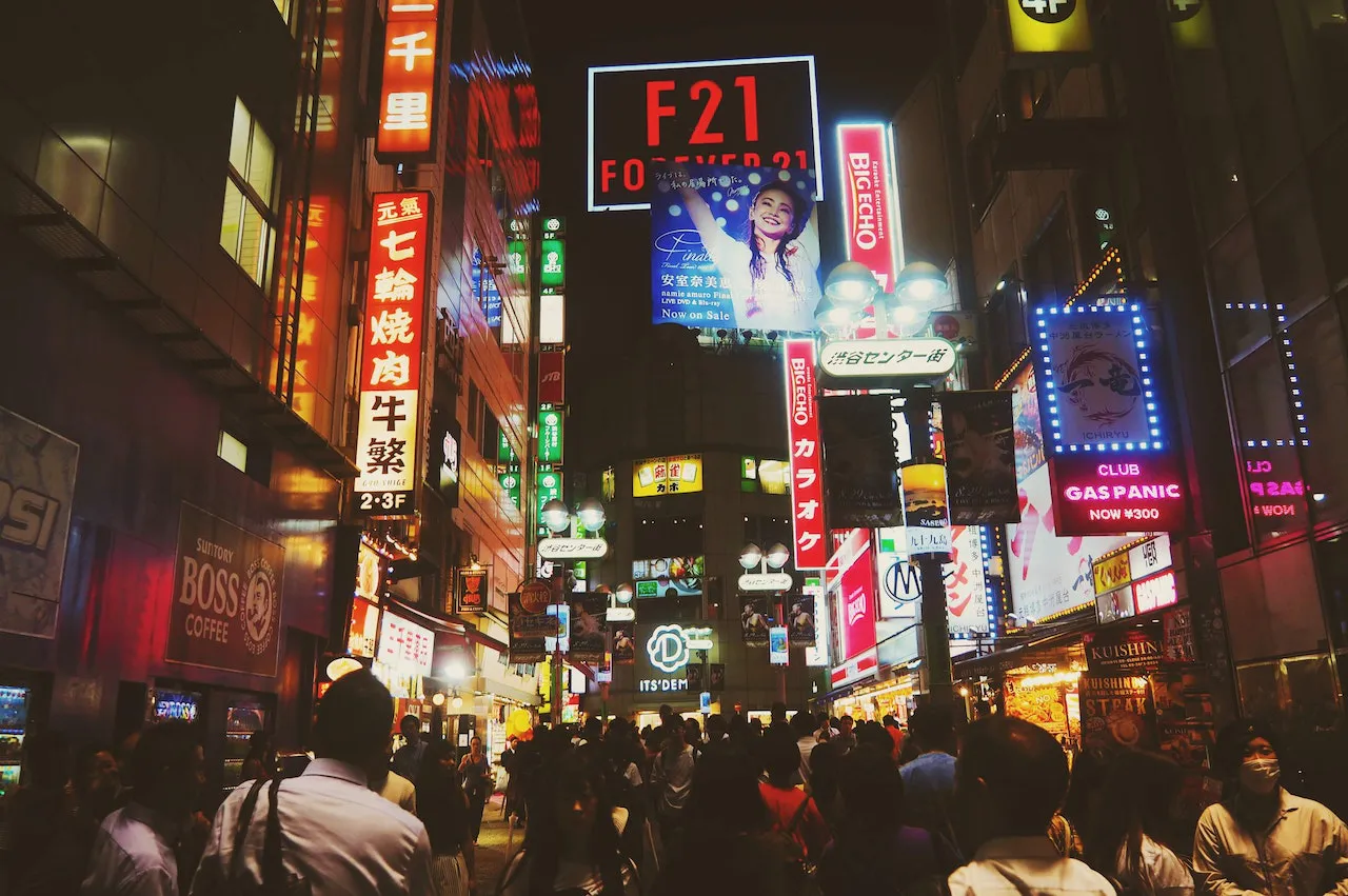 Strada con insegne illuminate a Tokyo