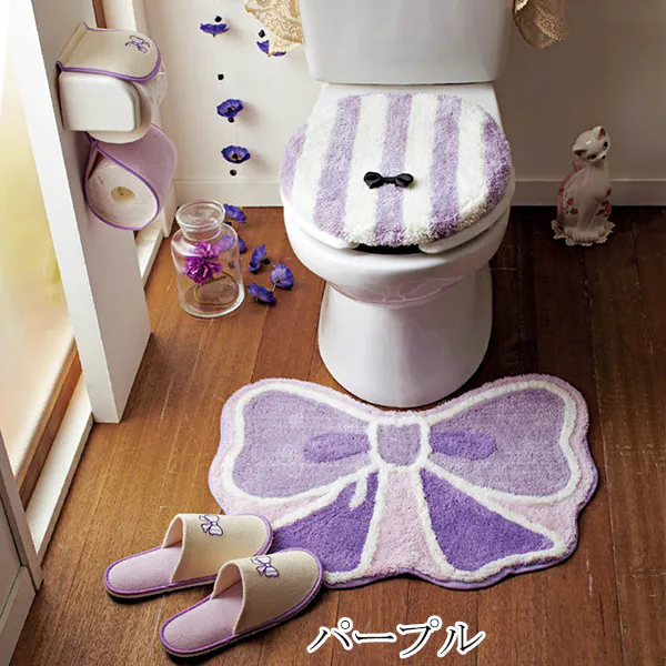 Bagno giapponese con copriwater, tappetini e ciabatte coordinati.