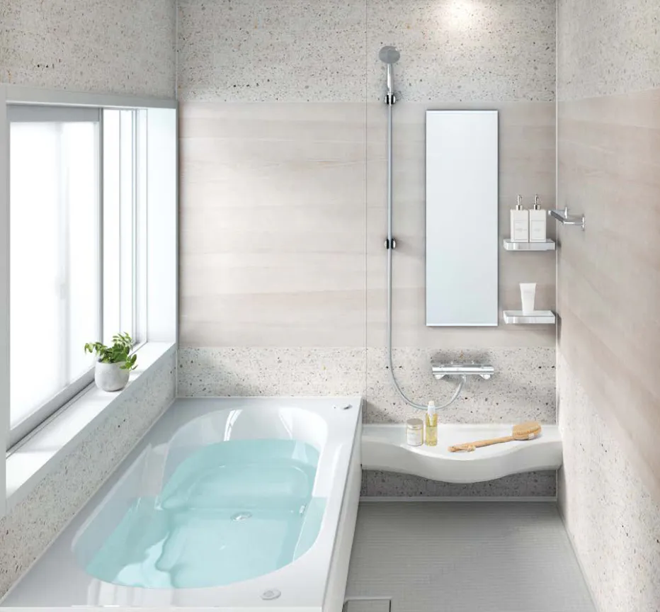 Bagno giapponese con vasca ofuro e zona separata per lavarsi.