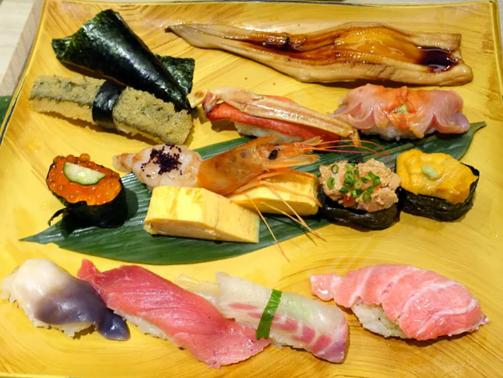 Piatto di sushi fresco