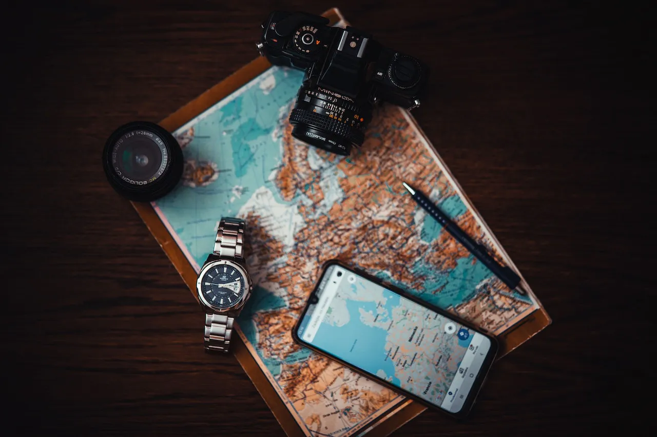 Mappa e cartina, fotocamera e orologo