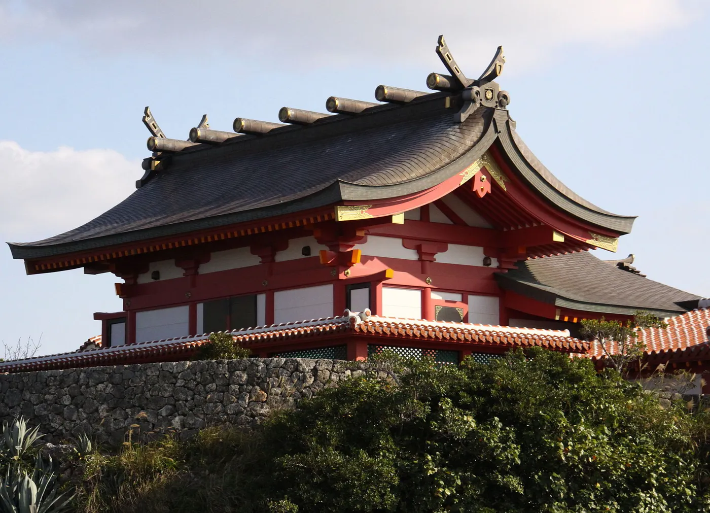 Edificio rosso del santuario Naminoue a Okinawa.