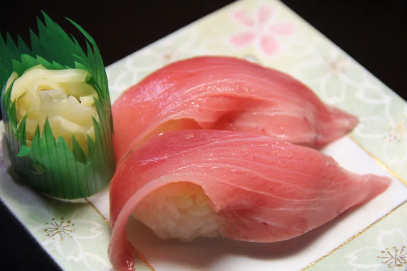 Nigiri di tonno chutoro serviti su un piatto.