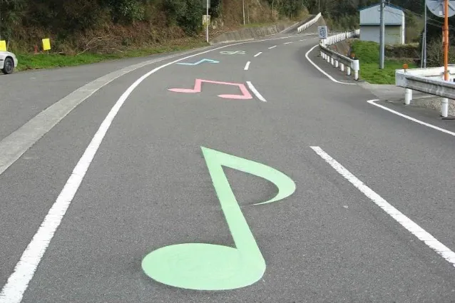 Note musicali dipinte sull’asfalto di una Melody Road giapponese.