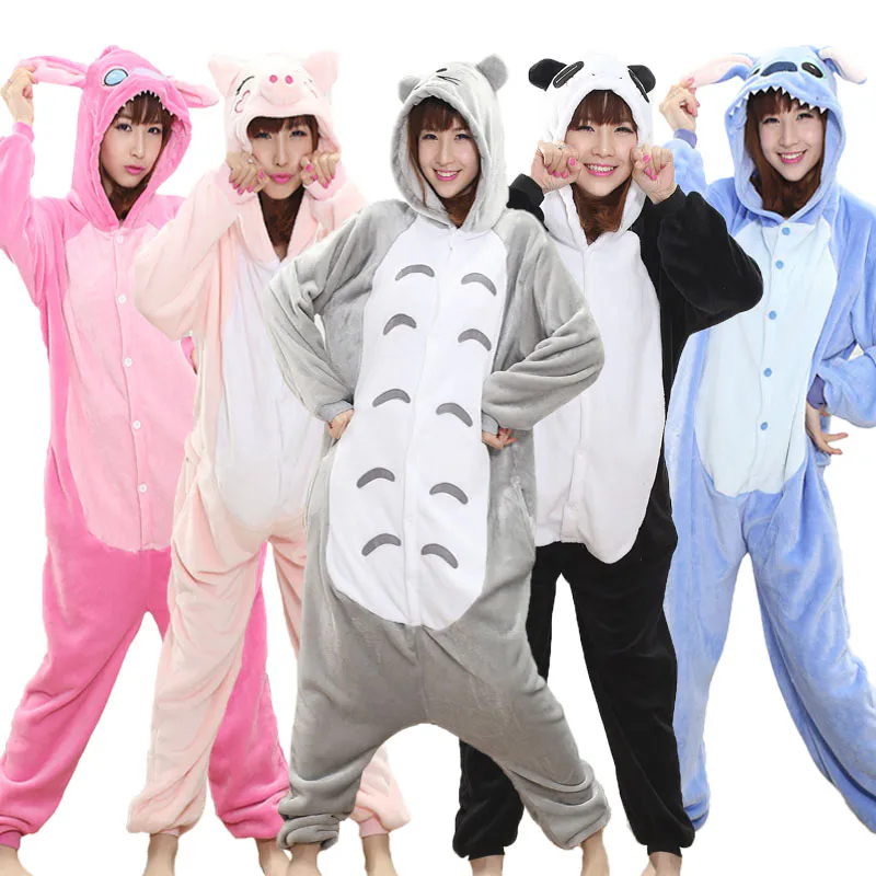 Persone che indossano pigiami kigurumi a forma di animali.
